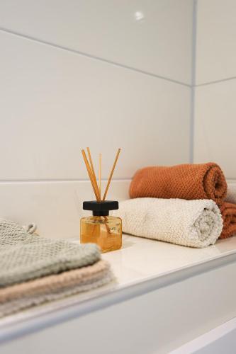 a mirror on a shelf with towels and a vase at Schuurtje bij de IJssel in Terwolde