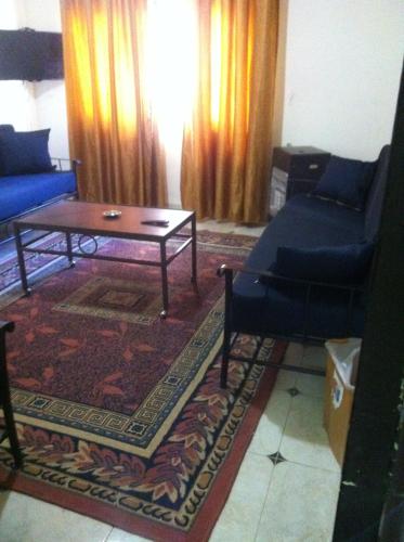 salon z kanapą i stolikiem kawowym w obiekcie Mutaz Apartment w mieście Amman