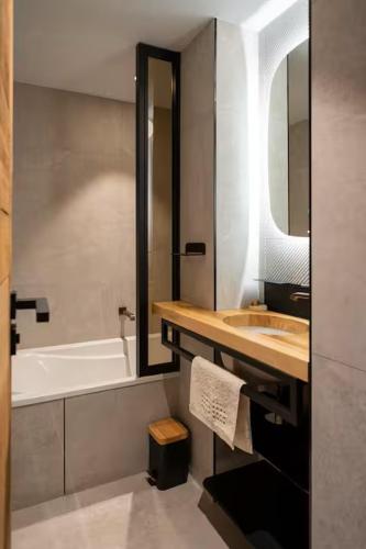 Chalets Solski, luxe, jacuzzi, piscine, sauna, cinéma avec majordome