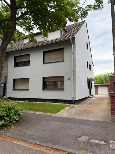 a white building with windows on the side of it at 3 Zimmer Wohnung Köln-Hürth in Fischenich