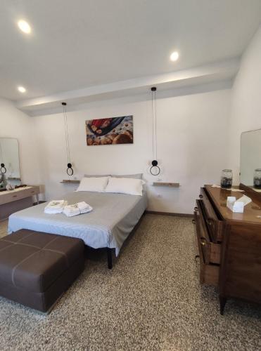 ein Schlafzimmer mit einem Bett und einer Kommode in der Unterkunft Paloma-fly in Forlì