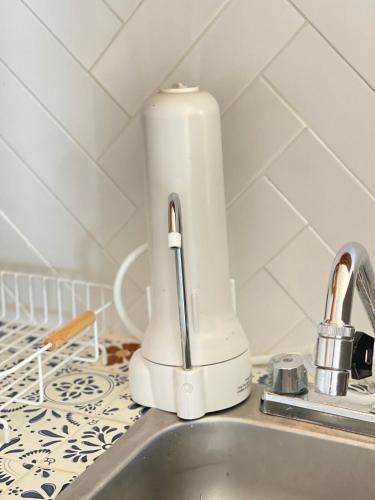 a mixer sitting on a kitchen counter next to a sink at Bungalow Kuaa in Puerto Ángel