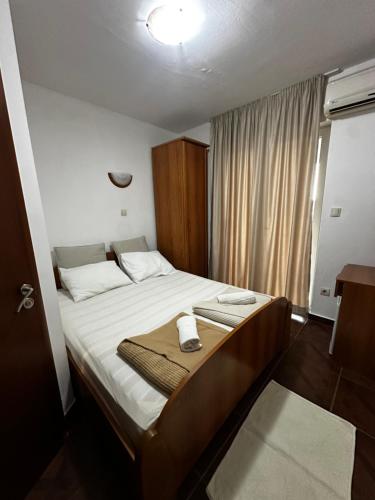 a bedroom with a large bed with white sheets at Villa primorka in Boreti