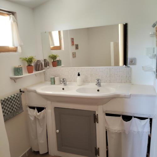 a bathroom with a sink and a mirror at Petite maison en Luberon in Apt