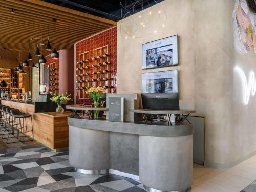 a bar in a wine store with a counter at Mercure Debrecen in Debrecen