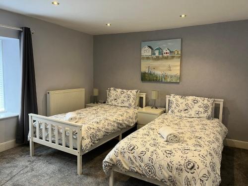 a bedroom with two beds and a painting on the wall at Pebble Reef in Portland