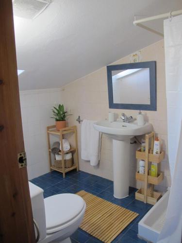 a bathroom with a sink and a toilet at Ático Yuly in Rianjo