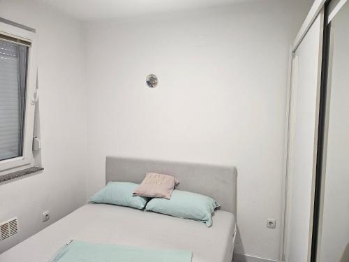a small room with a bed and a window at Apartman Sunce in Bosanska Gradiška