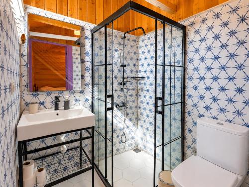 a bathroom with a toilet and a sink at Izgen Bungalows in Cıralı