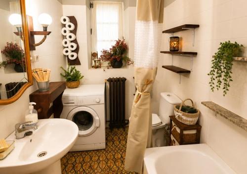 a bathroom with a washing machine and a sink at Casa Rural Pablo in Ara