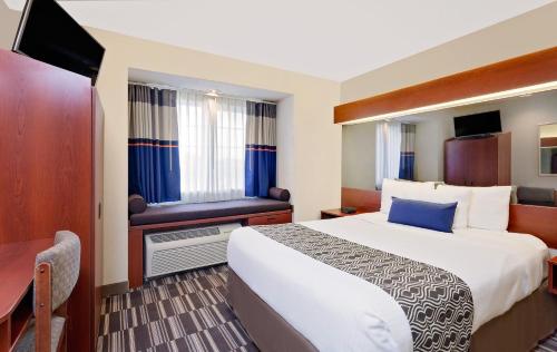 Кровать или кровати в номере Microtel Inn & Suites by Wyndham Middletown