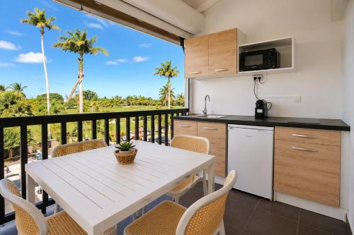 a kitchen and dining room with a table and chairs at Côté Golf Marina in Saint-François