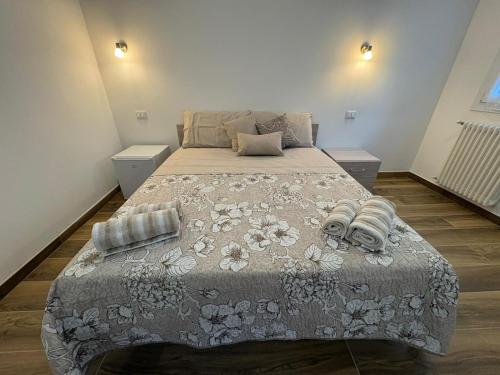 a bedroom with a large bed with a blanket at Casa Gina in Chioggia