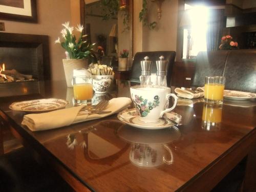 绍斯波特莱斯特酒店的桌子上放着杯子、盘子和橙汁