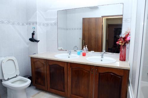 ポンタ・デルガダにあるJP Alojamento Localのバスルーム(洗面台、トイレ、鏡付)