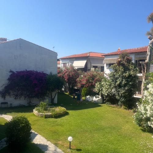 Garden by the sea apartment just 100m from the beach