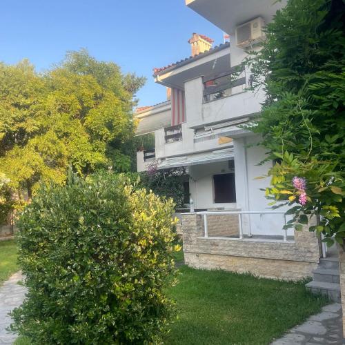 Garden by the sea apartment just 100m from the beach