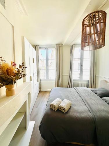 a bedroom with a bed with two pillows on it at Appartement hyper centre de Caen, refait à neuf, cosy in Caen