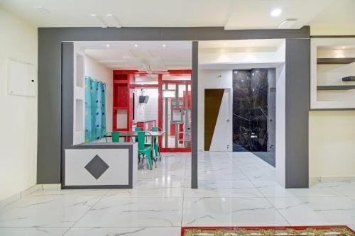 a lobby with a table and chairs in a building at OYO Hotel O Amaravathi Road Annapurna Nagar in Guntūr