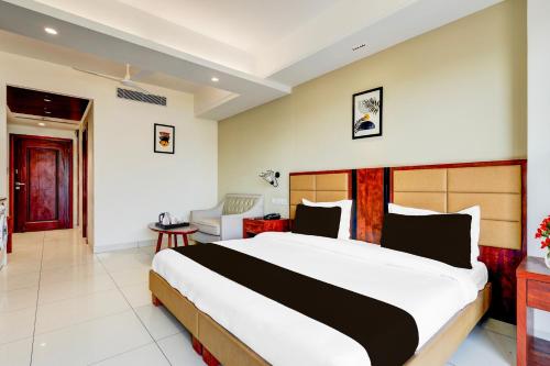 a bedroom with a large bed in a room at Super Townhouse Oak Sector 39 Medanta in Gurgaon