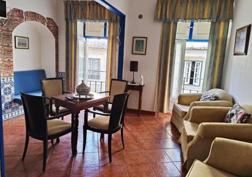 a living room with a table and chairs at Casa Galache in Vila Franca de Xira