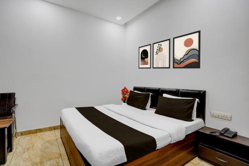 a bedroom with a large bed in a room at Super Hotel O by OYO Silver Arc Mall Ludhiana Formerly White Solitaire 1 in Ludhiana