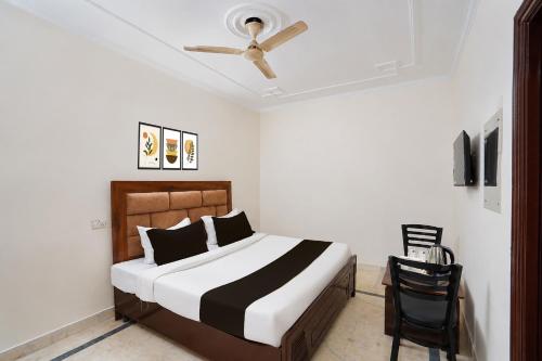 a bedroom with a bed and a ceiling fan at Super Hotel O Sector 45 A Chandigarh Formerly Sangam in Chandīgarh