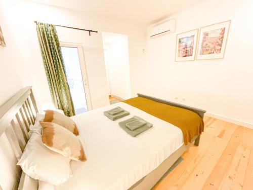 Lisbon Charming Santos Apartment with Patio