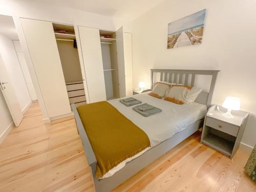 Lisbon Charming Santos Apartment with Patio