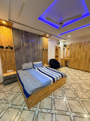 a bedroom with a bed with a blue ceiling at RAWADE Guesthouse in Cotonou