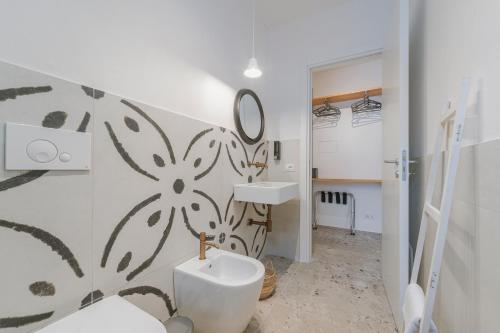 a bathroom with a toilet and a sink at Casa Ritunno Rooms in Favignana