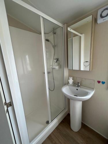 a bathroom with a shower and a sink at ZeeGlück in Oostkapelle