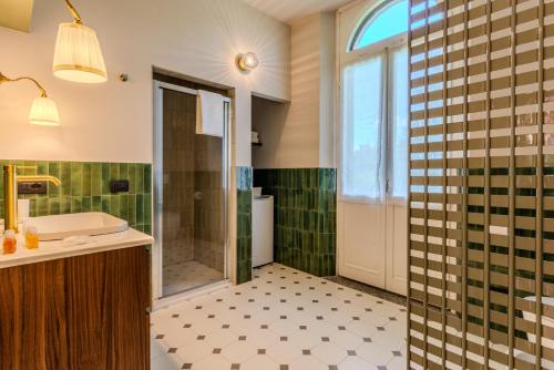 a bathroom with a shower and a sink at Villa dei Ricordi - Apartments near Como, Milan and Malpensa in Mozzate