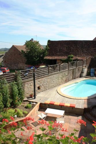 une piscine dans une cour à côté d'une maison dans l'établissement Gites des Dix Vins, à Dangolsheim