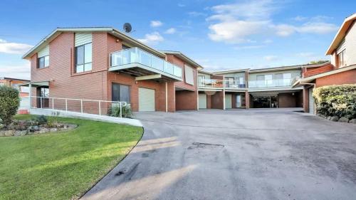 an empty driveway in front of a house at SeaLeka 3 in Merimbula