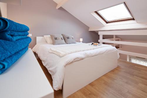 ナントにあるAu Coeur de Nantes Apartmentのベッドルーム(天窓付きの白いベッド1台付)