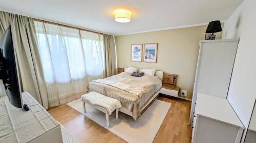 a small bedroom with a bed and a window at Moderne liebevolle Ferienwohnung in Bergkamen