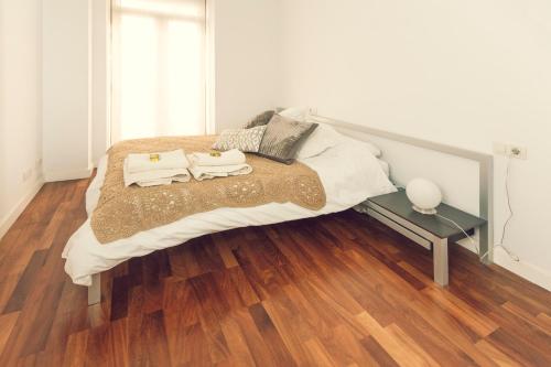 1 dormitorio con 1 cama y suelo de madera en Modern Apartment - Alicante, en Alicante