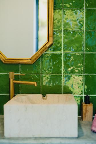 a bathroom with a sink and a mirror at Monte da Marouca-Mont’Argil in Montargil