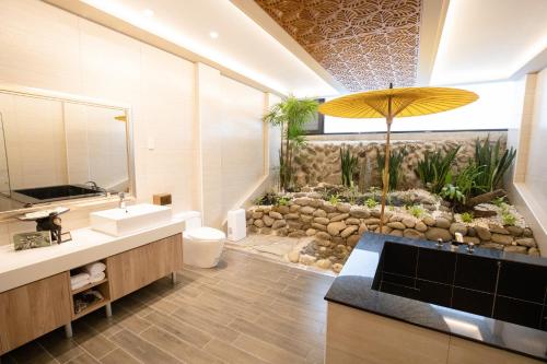 a bathroom with a sink and a fishtank at Guilin Thai Impression in Gukeng