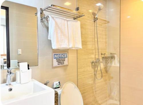 a bathroom with a shower and a sink and a toilet at Spacious 2beds 1bedroom in Punta Engaño