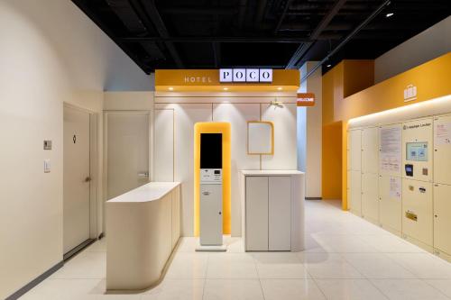 eine Ausstellung in einem Gebäude mit einer Kasse in der Unterkunft Hotel POCO Seongsu in Seoul