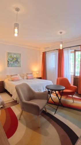 a bedroom with a bed and a chair and a table at Hostal Boutique Casa La Barca in Santiago