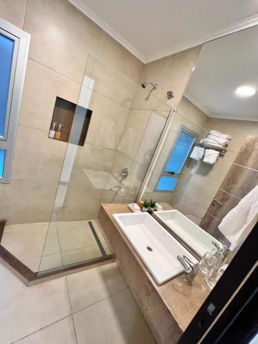 a bathroom with a sink and a shower at Departamento PIPE in Bella Vista