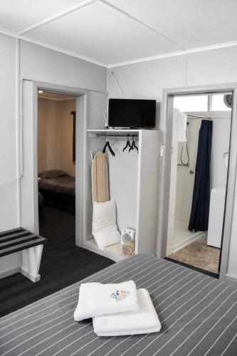 a small room with a bed and a mirror at Warrack Motel in Warracknabeal