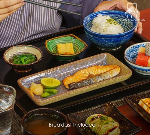 Ein Tablett mit Sushi und Reis auf einem Tisch in der Unterkunft Onsen at Moncham in Chiang Mai