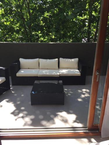 kanapę siedzącą na patio w obiekcie Bue Apartments w BuenosAires