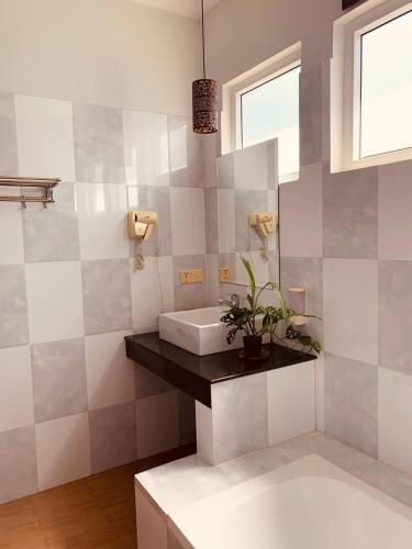 ein Badezimmer mit Waschbecken und Spiegel in der Unterkunft Saba Lua Siem Reap in Siem Reap