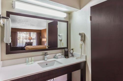 Postel nebo postele na pokoji v ubytování Quality Inn South Boston - Danville East