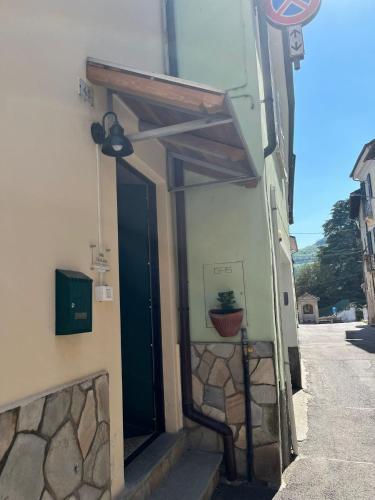a door to a building with a potted plant on it at B&B Giù di sotto in Gavi